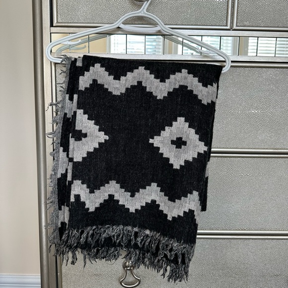Aritzia Accessories - Wilfred Blanket Scarf